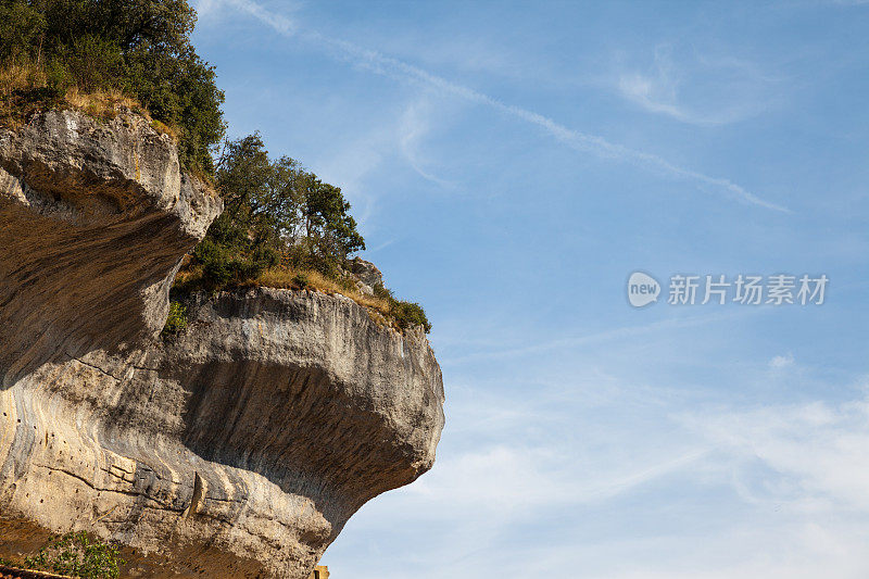 在法国的Les Eyzies Dordogne，蓝色的天空悬在石灰岩峭壁上